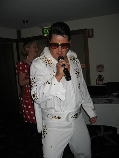 Elvis_karaoke_night_November_2006%20(064).JPG